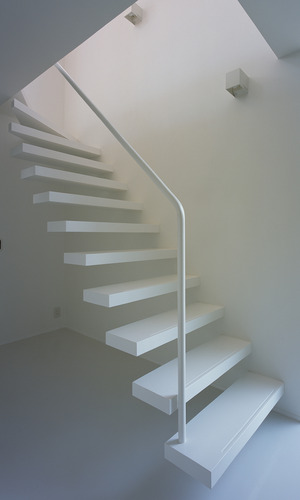 片持ち階段にすることで空間に広がりを感じさせるようにした階段まわり