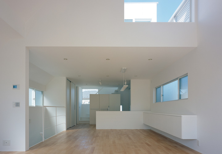 白く施された壁や床がベースとなり、家具で空間の質の変化を楽しめるよう演出されたダイニングキッチン