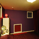 クラシカルモダンな紫の壁紙の寝室