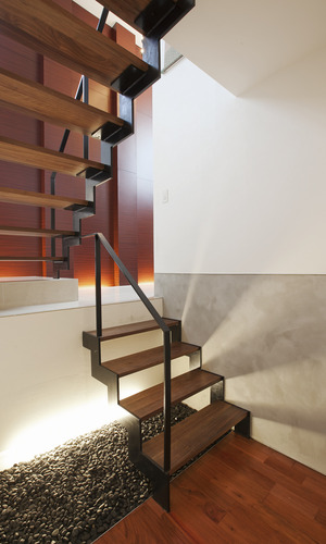 「シンプルなオブジェ」をイメージした美しい佇まいの階段
