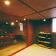 赤の建具が印象的なガレージを望む部屋
