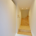 階段とフローリングとを合わせた家具のような、玄関から見える階段
