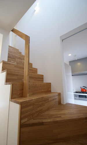 階段の下を収納にすることにより、スペースの効率を高めている空間