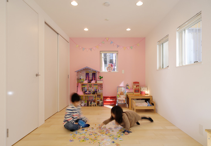 パステルピンクの壁とセンス抜群のおもちゃが、絵本の中から出てきたような子供部屋