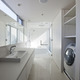 純白の空間に幅広のカウンターに、眩いほどの光が入る洗面所