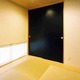 琉球畳と黒い戸の和室