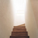 自然の光が降り注ぐ階段