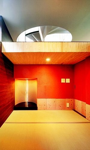 朱い壁と楕円形の床の間の和室