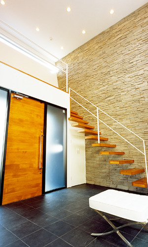 玄関ホールそばのオープン階段