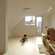 屋根勾配をうまく利用した、明るく風通しのよい子供部屋