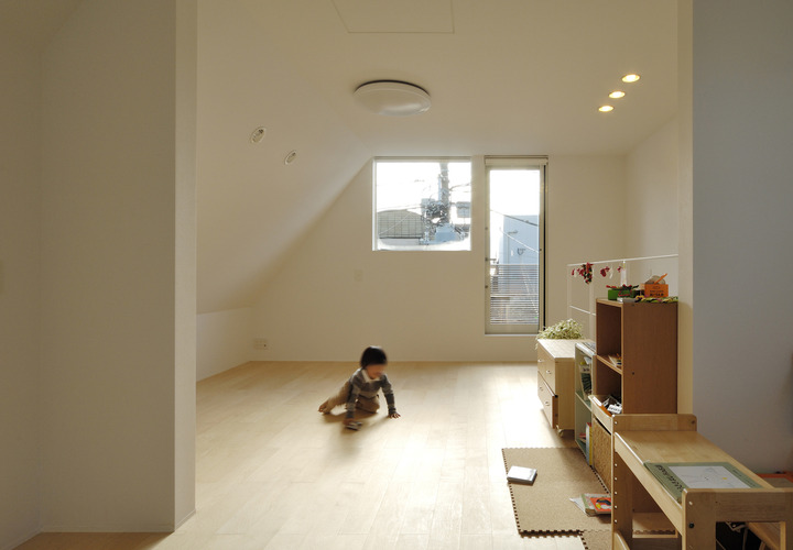 屋根勾配をうまく利用した、明るく風通しのよい子供部屋