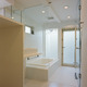 ガラス壁＋ガラスドアが、衛生的で透明感のある浴室