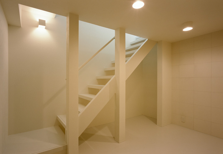 階段下を有効に使える、全てを白で統一したマルチスペース