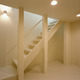 階段下を有効に使える、全てを白で統一したマルチスペース