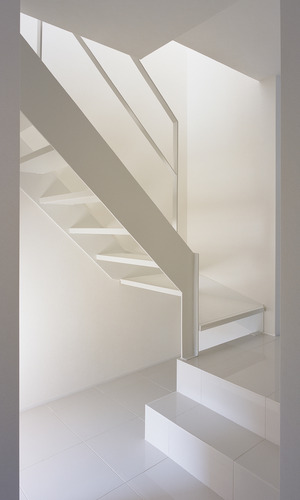 異素材の組み合わせが、白でまとめられることで軽やかに見える階段