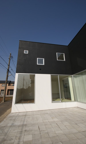 １階２階を二分割させた白黒の外壁、そして窓の大きさに圧倒されるモダンな外観