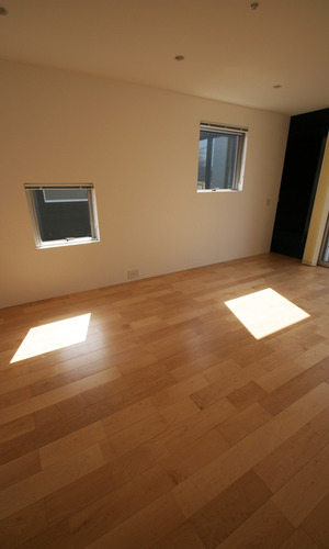 四角窓から入る四角い光が、ゆったりとした時間の流れを教えてくれる主寝室