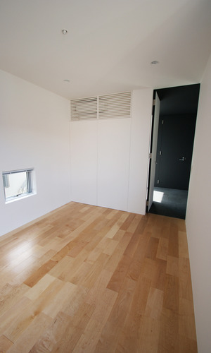 白壁天井と白木のフローリングで、コンパクトでシンプルにまとめた子供室