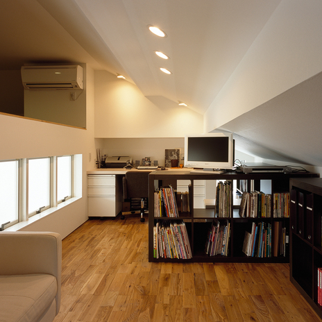 屋根の傾斜を利用して、造形的に仕上げた書斎の天井