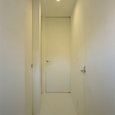 天井高まであるそれぞれの扉が、縦長の空間作りに役だっている廊下