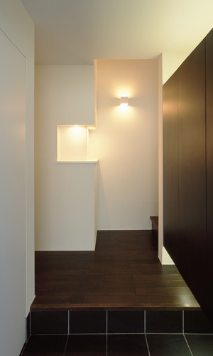 ニッチと照明を兼ねたデザインが魅力的なシンプルな玄関ホール