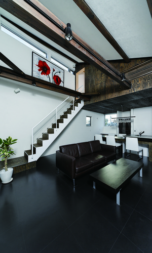 黒いPタイル床と、壁面や階段に使用した木目の美しさが、現代風の和を演出したLDK