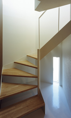 階段下の小さな細長い小窓が、光と風を運び入れる階段周り