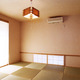 天井・壁素材を一緒にして高さを出した、琉球畳がよく似合う和室