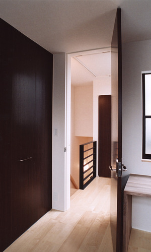 幅のある白木のフローリングと、焦げ茶の扉がバランスよく配置されている個室