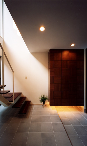 光と影が絶妙なバランスでデザインされている、吹き抜けのある玄関ホール