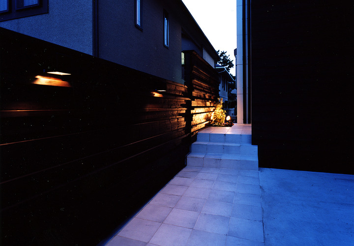 外壁の焼杉の素材感、玄関ホールまで続く柔らかい光が、日本の美を感じるアプローチ
