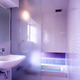 床壁タイルを統一し、浴槽を埋込みタイプにした明るく爽やかな浴室