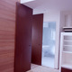 色合いの違う木材を、美しくデザインとして配置した扉・壁・フローリング