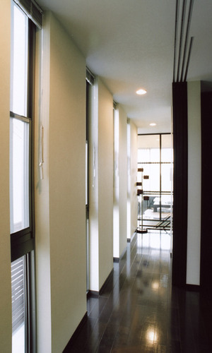 等間隔に並ぶ細長い窓が、廊下にリズムを与えてくれる