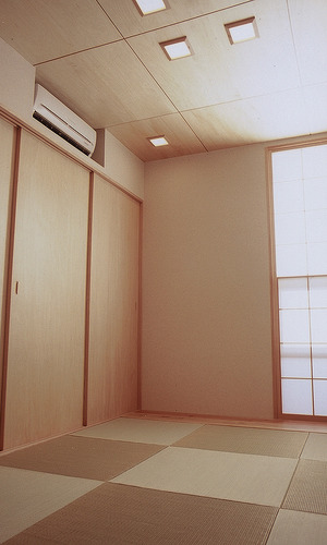 エアコンを壁面に収め存在感を消した、色のトーンを揃えたシンプルな和室