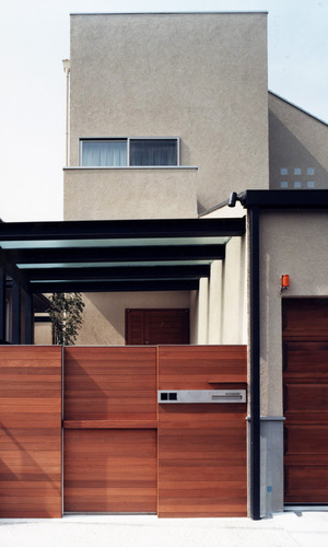 木製外壁のような、カジュアルで洗練されたデザイン性の高い門扉