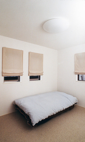 ２面に同サイズ窓を用いてリズムを出した、シンプルな寝室