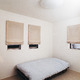 ２面に同サイズ窓を用いてリズムを出した、シンプルな寝室