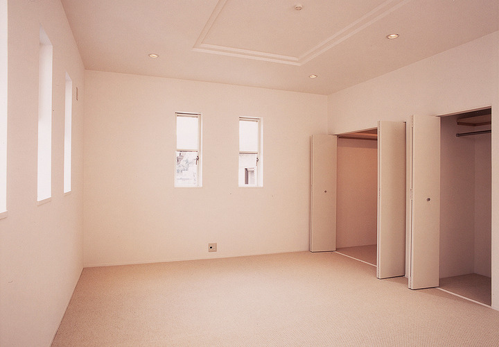 優しい色合いのカーペットを使用した、２部屋に分割できるように設計された上品な子供部屋