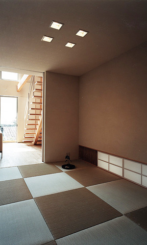 天井高を抑え、２色の琉球畳が印象的なすっきりとした和室