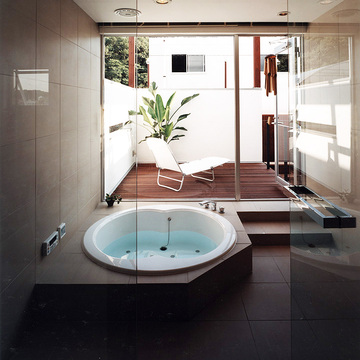 入浴後にテラス・バルコニーでくつろげる、アジアンリゾートホテルのようなジャグジー付浴室