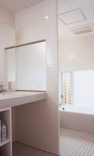 床壁天井全ての共通にした、バスルームにある洗面所のような空間