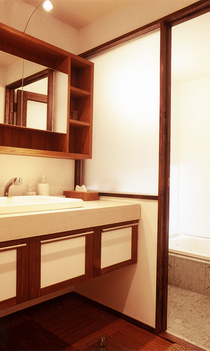 風情ある高級旅館のような雰囲気でまとめた、木調がやさしい洗面所・浴室