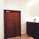 真っ白な壁に、焦げ茶色の木調で仕上げた玄関ドアがポイントのシンプルな玄関