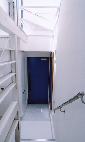 爽やかな白い空間に、真っ青な玄関扉が空間を引き締める玄関ホール