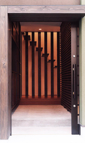 引き戸の玄関を開けると、縦格子と階段が日本美を感じさせる玄関ホール