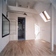 真っ白な屋根裏部屋のような空間に、アプリク ミュラル ドゥ ブラ ピヴォタンの照明がよく映えるLDK