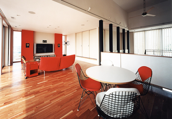 白・赤・黒でまとめた６０年代の家具が、大空間にピタリとはまるＬＤＫ