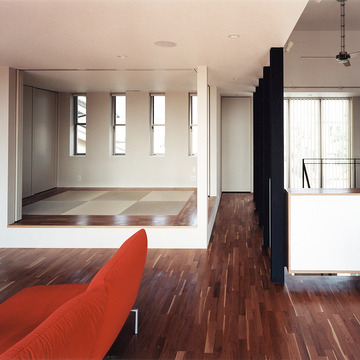 琉球畳周りにフローリング素材を利用し、大空間のＬＤＫと調和の取った和室