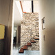 重厚感ある人造石貼の壁と対象的に、浮遊しているような軽やかさを持った階段